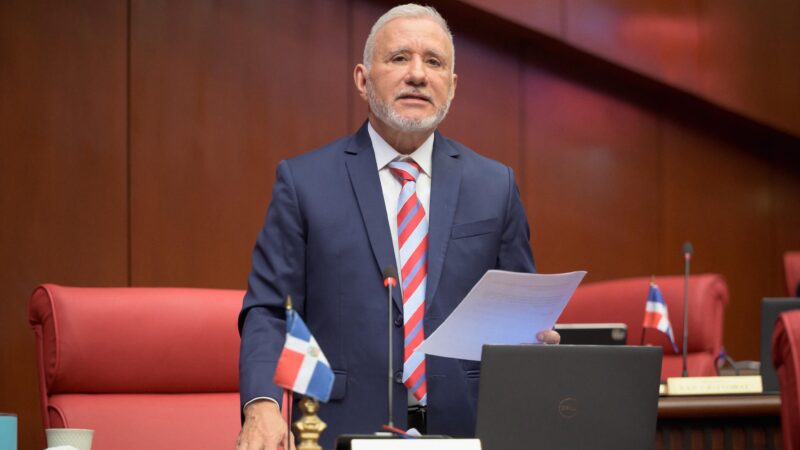 Taveras Guzmán asume como Senador Independiente «Seguimos atrapados en políticas de corto plazo»