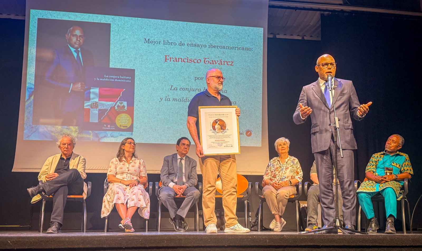 Francisco Tavárez gana premio internacional y pone en alto la literatura dominicana en la Feria del Libro de Madrid%