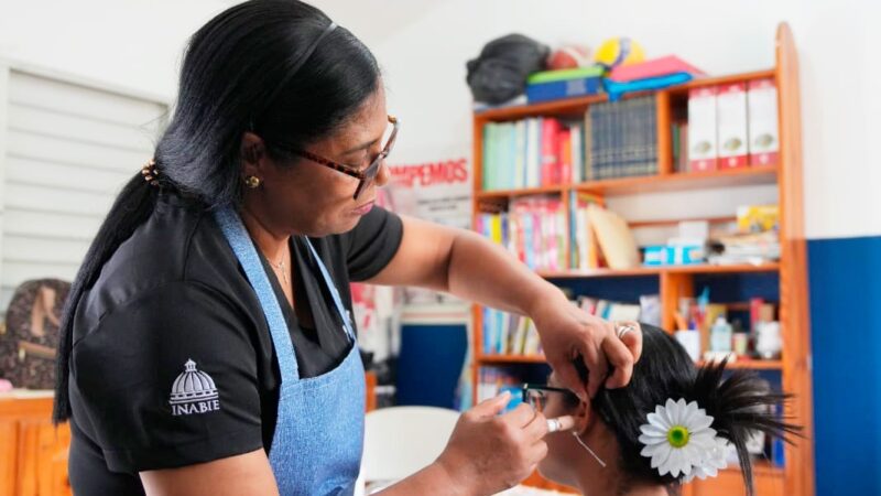 INABIE cambia la vida de estudiantes con deficiencias auditivas