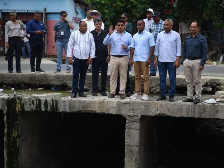 CAASD interviene redes de agua potable y alcantarillado del Gran Santo Domingo Fellito Suberví realiza un amplio recorrido de supervisión por los trabajos de saneamiento de las cañadas El Indio, Las Caobas, Guajimía y donde se construirá un moderno parque de creación llamado Caoba Park, que incluye cancha de futbol, ciclo vía, áreas verdes y cancha de baloncesto
