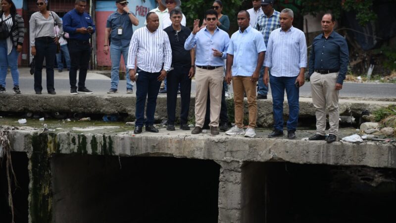 CAASD interviene redes de agua potable y alcantarillado del Gran Santo Domingo Fellito Suberví realiza un amplio recorrido de supervisión por los trabajos de saneamiento de las cañadas El Indio, Las Caobas, Guajimía y donde se construirá un moderno parque de creación llamado Caoba Park, que incluye cancha de futbol, ciclo vía, áreas verdes y cancha de baloncesto