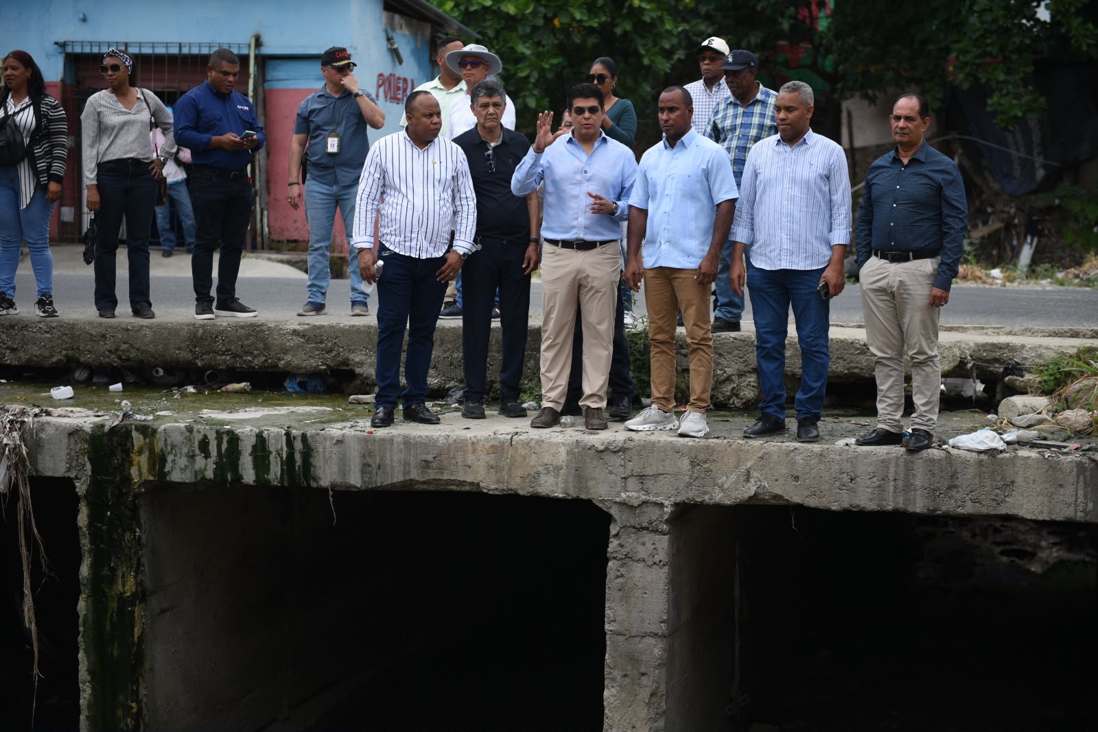 CAASD interviene redes de agua potable y alcantarillado del Gran Santo Domingo Fellito Suberví realiza un amplio recorrido de supervisión por los trabajos de saneamiento de las cañadas El Indio, Las Caobas, Guajimía y donde se construirá un moderno parque de creación llamado Caoba Park, que incluye cancha de futbol, ciclo vía, áreas verdes y cancha de baloncesto