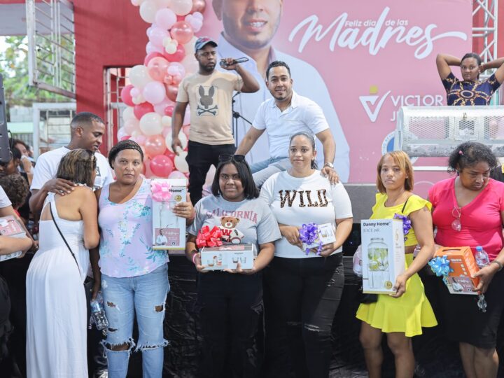 Entre mariachis y regalos, regidor Víctor Jiménez homenaje a las madres de Los Alcarrizos