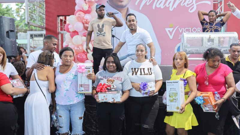 Entre mariachis y regalos, regidor Víctor Jiménez homenaje a las madres de Los Alcarrizos