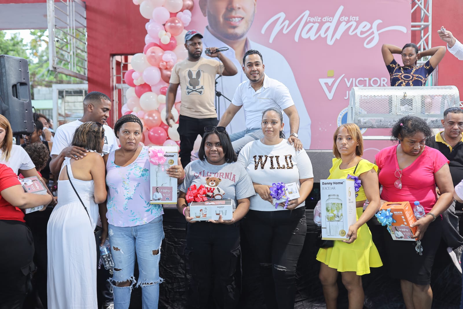 Entre mariachis y regalos, regidor Víctor Jiménez homenaje a las madres de Los Alcarrizos