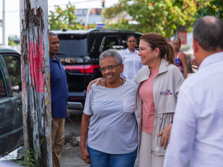 Carolina fortalece cercanía con bases PRM en visita a dirigentes históricas de la capital