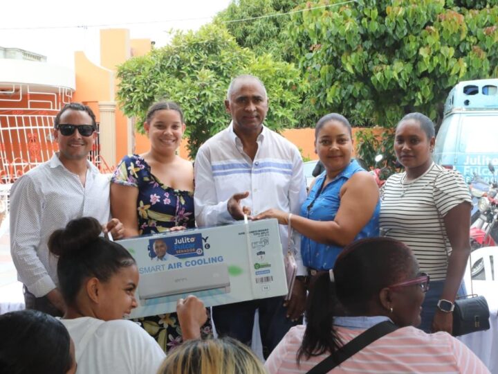 Miles de madres de Peravia participan en gran sorteo especial organizado por la Oficina del Senador Julito Fulcar