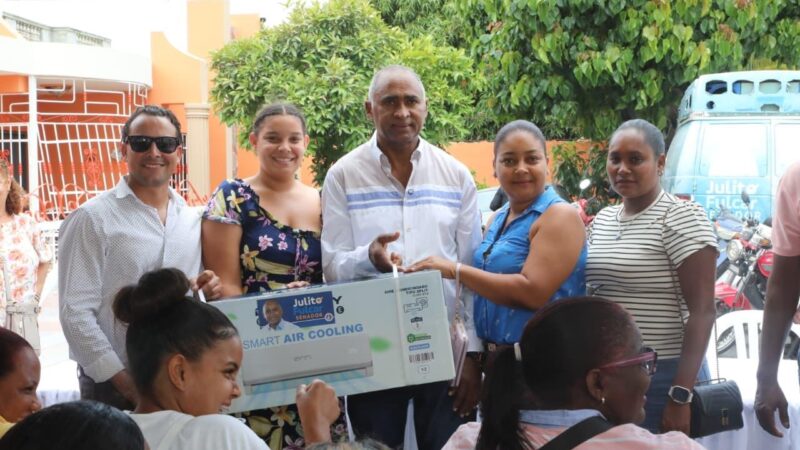 Miles de madres de Peravia participan en gran sorteo especial organizado por la Oficina del Senador Julito Fulcar