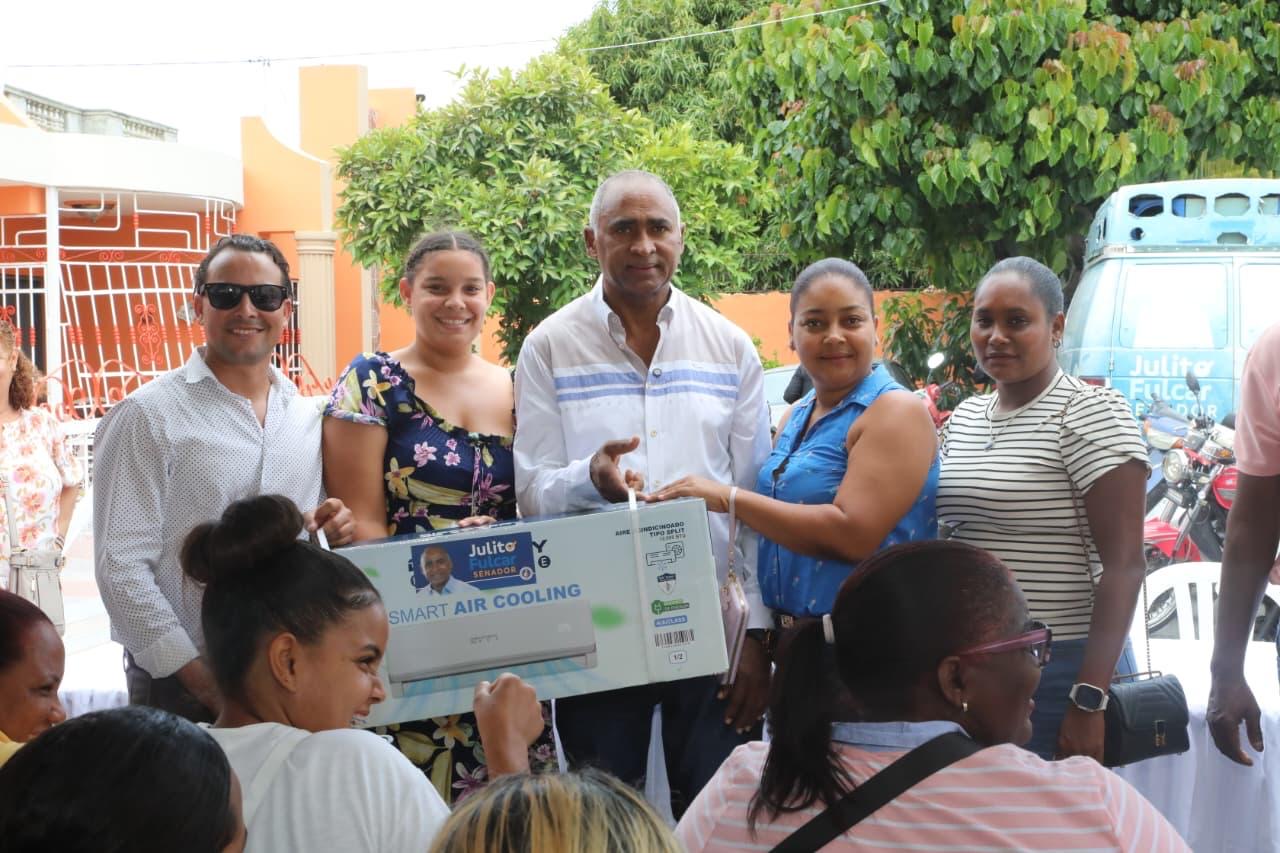 Miles de madres de Peravia participan en gran sorteo especial organizado por la Oficina del Senador Julito Fulcar