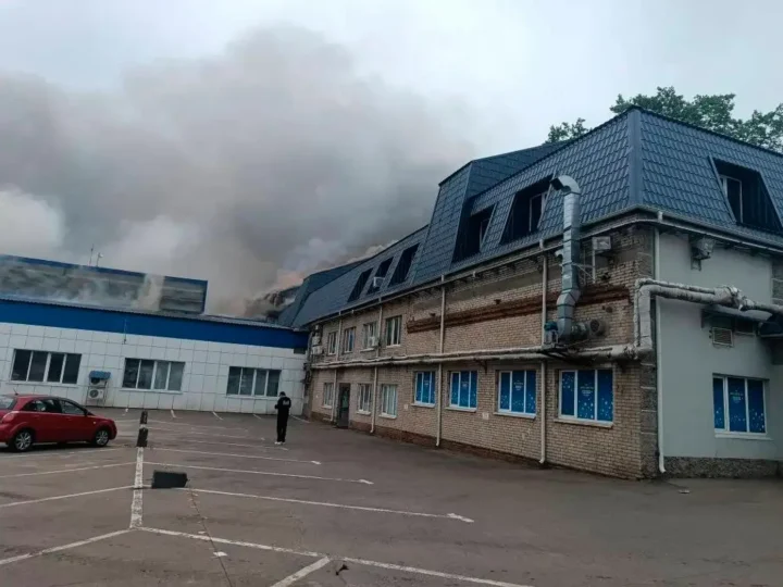 Drones ucranianos incendian refinería de Moscú en importante ataque contra la capital rusa