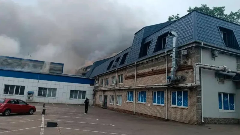 Drones ucranianos incendian refinería de Moscú en importante ataque contra la capital rusa