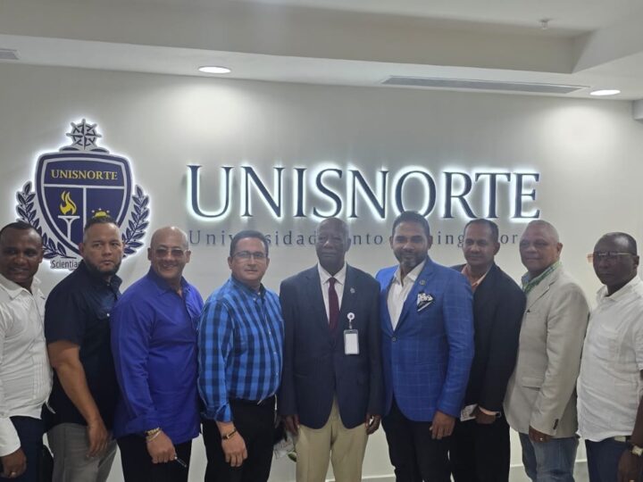 Comunicadores de Santo Domingo Norte conocen las instalaciones de UNISNORTE como parte del programa «Voces con Futuro»