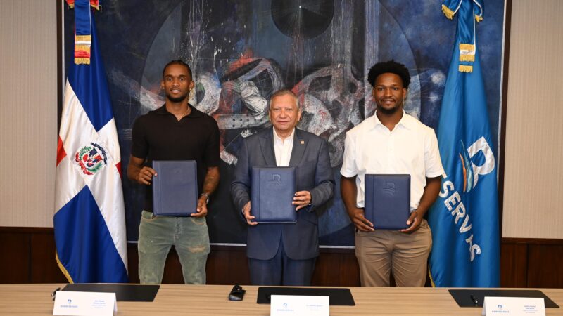 El presidente ejecutivo de Banreservas, doctor Leonardo Aguilera, firma un acuerdo de colaboración con los baloncestistas Jean Montero y Andrés Feliz, quienes desde ya son embajadores de la marca ante el mundo.