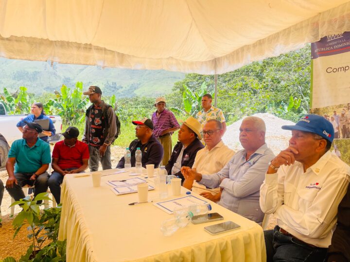 Senadores Jhonson Encarnación y Dagoberto Rodríguez encabezan socialización de camino vecinal que unirá cuatro provincias del Sur