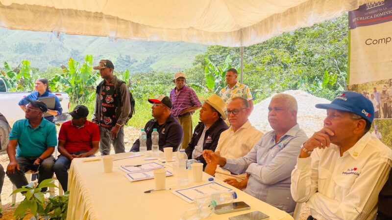 Senadores Jhonson Encarnación y Dagoberto Rodríguez encabezan socialización de camino vecinal que unirá cuatro provincias del Sur