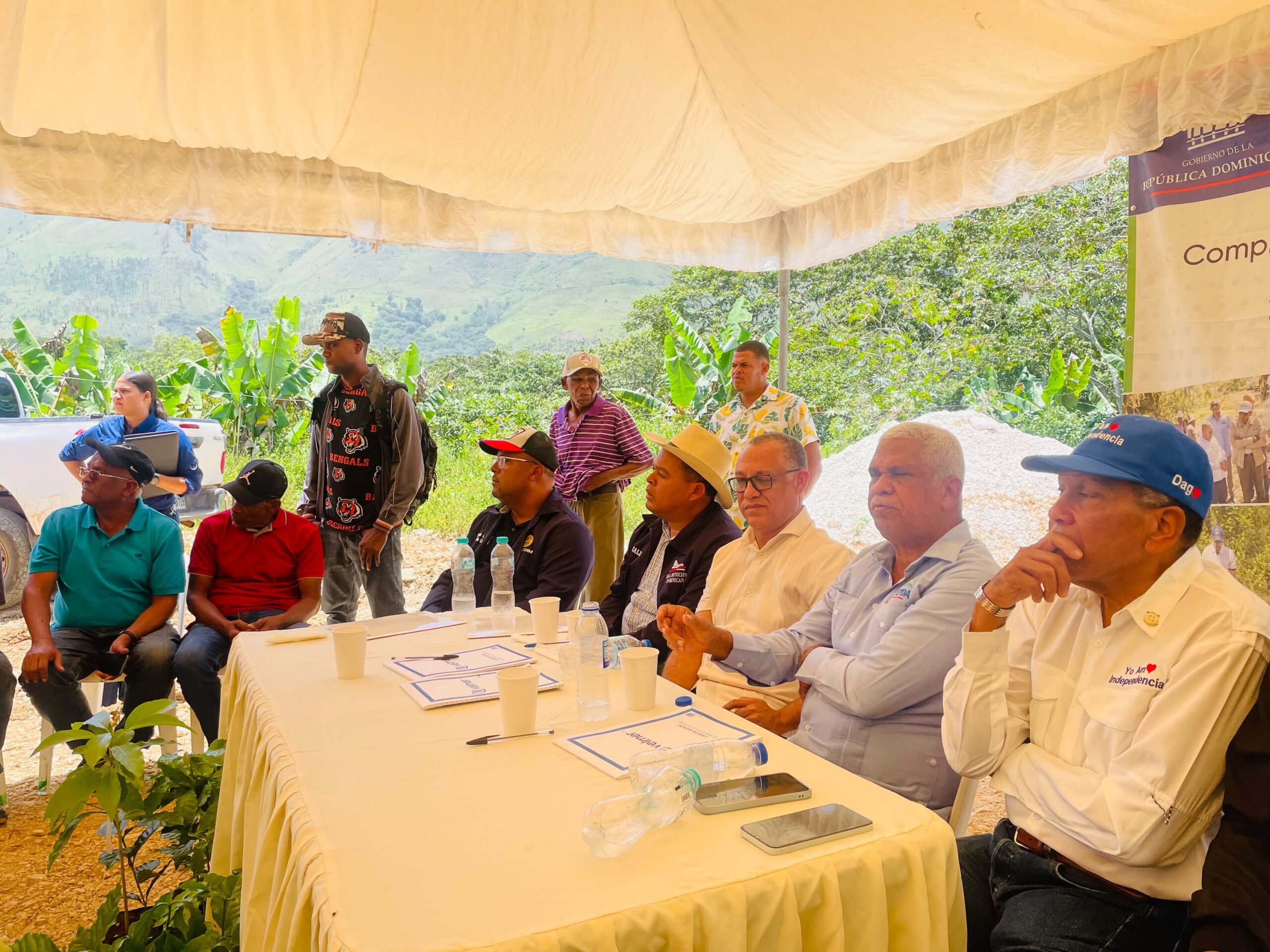 Senadores Jhonson Encarnación y Dagoberto Rodríguez encabezan socialización de camino vecinal que unirá cuatro provincias del Sur