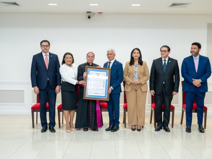 Senado de la República reconoce trayectoria de varias personalidades de la sociedad dominicana