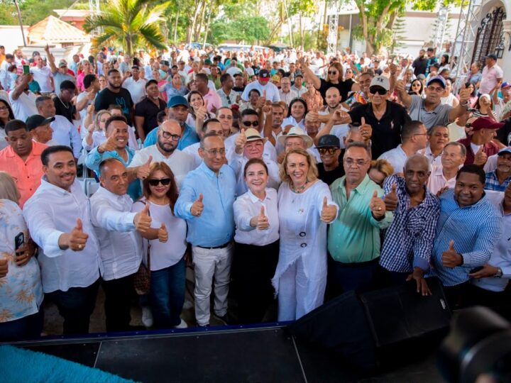 Carolina Mejía recibe respaldo del ingeniero Rafael Santos junto a varios dirigentes y el movimiento Mi familia por el Cambio en Moca