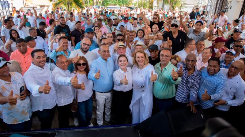 Carolina Mejía recibe respaldo del ingeniero Rafael Santos junto a varios dirigentes y el movimiento Mi familia por el Cambio en Moca