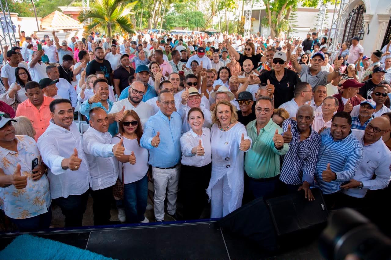 Carolina Mejía recibe respaldo del ingeniero Rafael Santos junto a varios dirigentes y el movimiento Mi familia por el Cambio en Moca