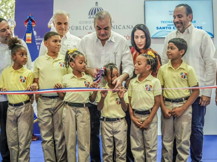 Presidente Luis Abinader e INEFI entregan polideportivo techado en el Centro Educativo Santo Cura de Ars Esta obra beneficia directamente a más de 1,500 estudiantes de los sectores Ensanche Luperón, Capotillo y zonas aledañas de la Circ. 3 del Distrito Nacional.