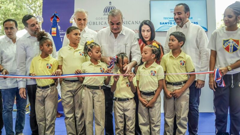 Presidente Luis Abinader e INEFI entregan polideportivo techado en el Centro Educativo Santo Cura de Ars Esta obra beneficia directamente a más de 1,500 estudiantes de los sectores Ensanche Luperón, Capotillo y zonas aledañas de la Circ. 3 del Distrito Nacional.