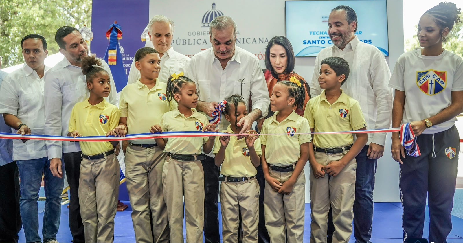 Presidente Luis Abinader e INEFI entregan polideportivo techado en el Centro Educativo Santo Cura de Ars Esta obra beneficia directamente a más de 1,500 estudiantes de los sectores Ensanche Luperón, Capotillo y zonas aledañas de la Circ. 3 del Distrito Nacional.