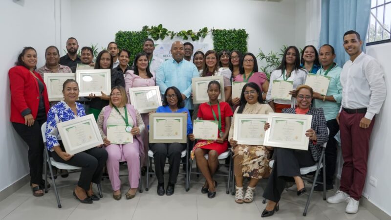 Regional 15 del MINERD reconoce a directores y docentes por sus aportes a la educación ambiental y los huertos escolares