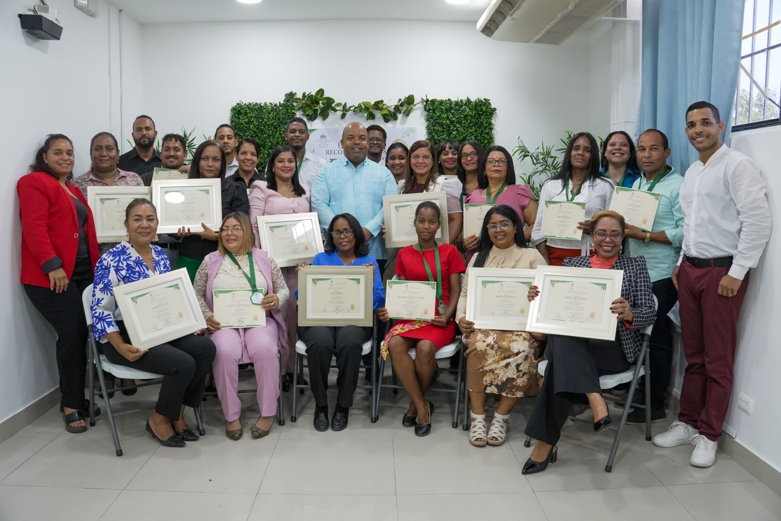 Regional 15 del MINERD reconoce a directores y docentes por sus aportes a la educación ambiental y los huertos escolares
