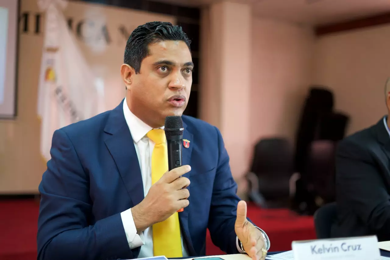 Kelvin Cruz anuncia que Marileidy Paulino competirá en el relevo mixto 4×400 en Juegos Centroamericanos