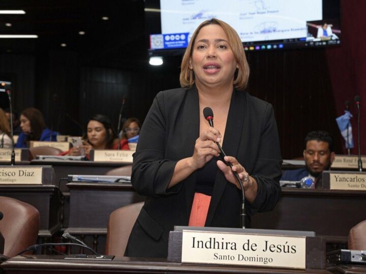 Indhira De Jesús impulsa proyecto para acumular fondos no utilizados en medicamentos.