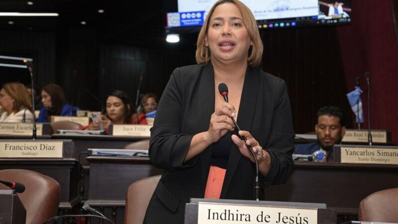 Indhira De Jesús impulsa proyecto para acumular fondos no utilizados en medicamentos.