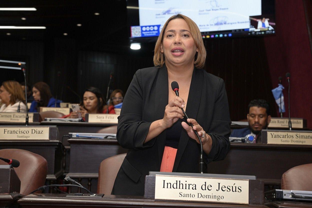 Indhira De Jesús impulsa proyecto para acumular fondos no utilizados en medicamentos.