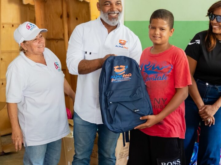 Una mochila llena de esperanza: Dominican Noble Foundation y Almapaq Courier llevan alegría a seis comunidades de Ocoa