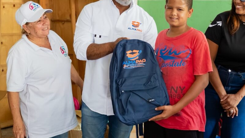 Una mochila llena de esperanza: Dominican Noble Foundation y Almapaq Courier llevan alegría a seis comunidades de Ocoa