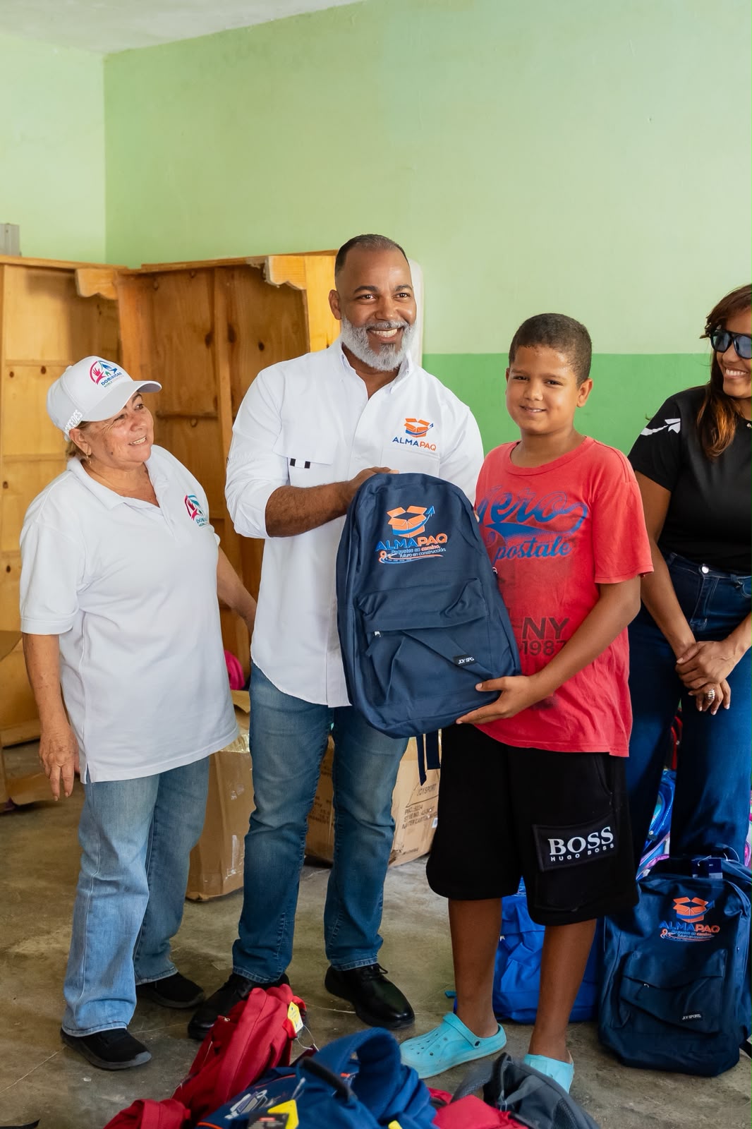 Una mochila llena de esperanza: Dominican Noble Foundation y Almapaq Courier llevan alegría a seis comunidades de Ocoa