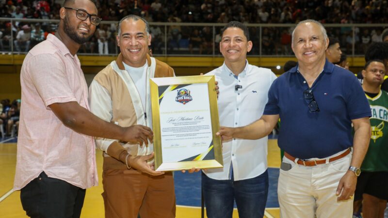 Chimbala y Martínez Brito son reconocidos en histórica inauguración del primer Torneo de Baloncesto Superior de Peravia