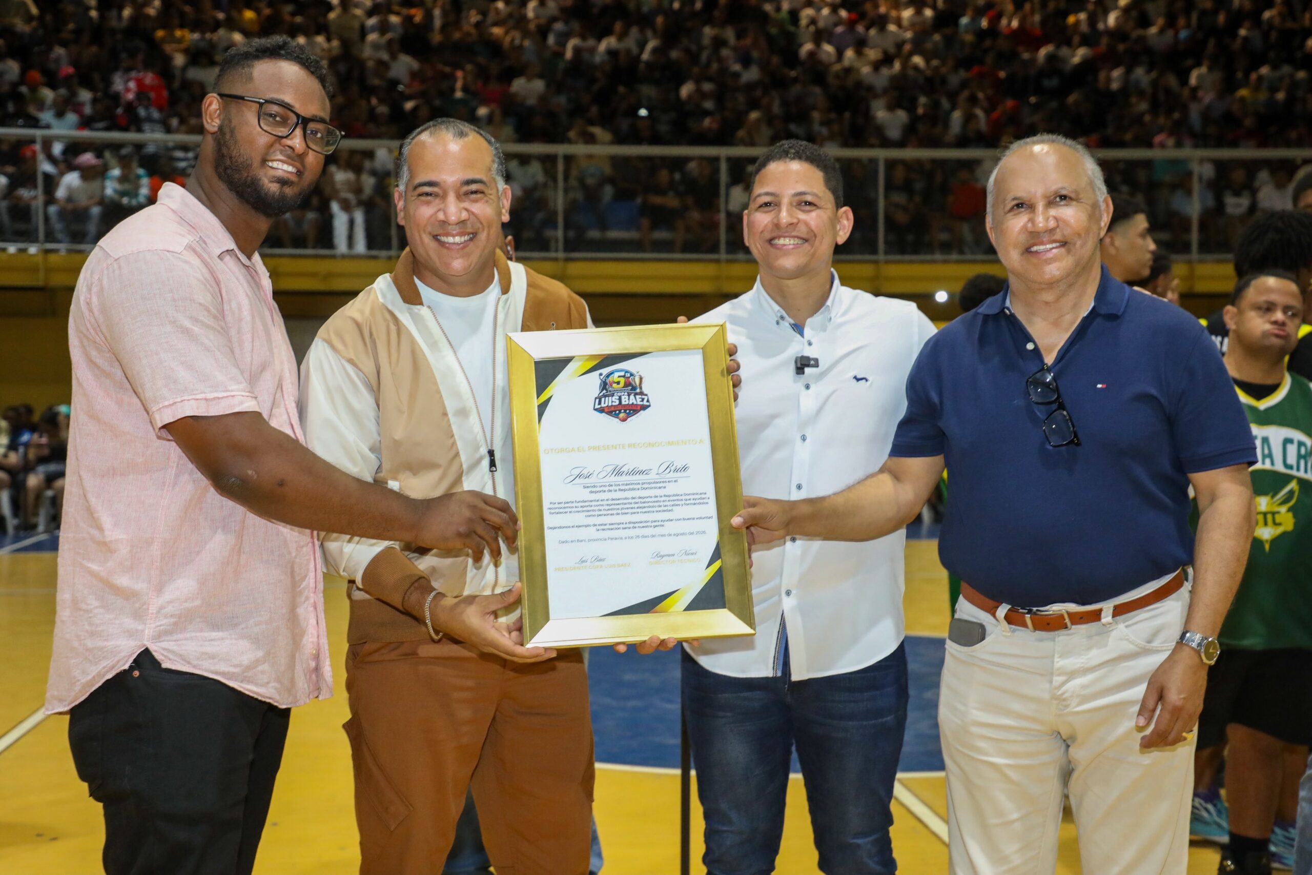 Chimbala y Martínez Brito son reconocidos en histórica inauguración del primer Torneo de Baloncesto Superior de Peravia