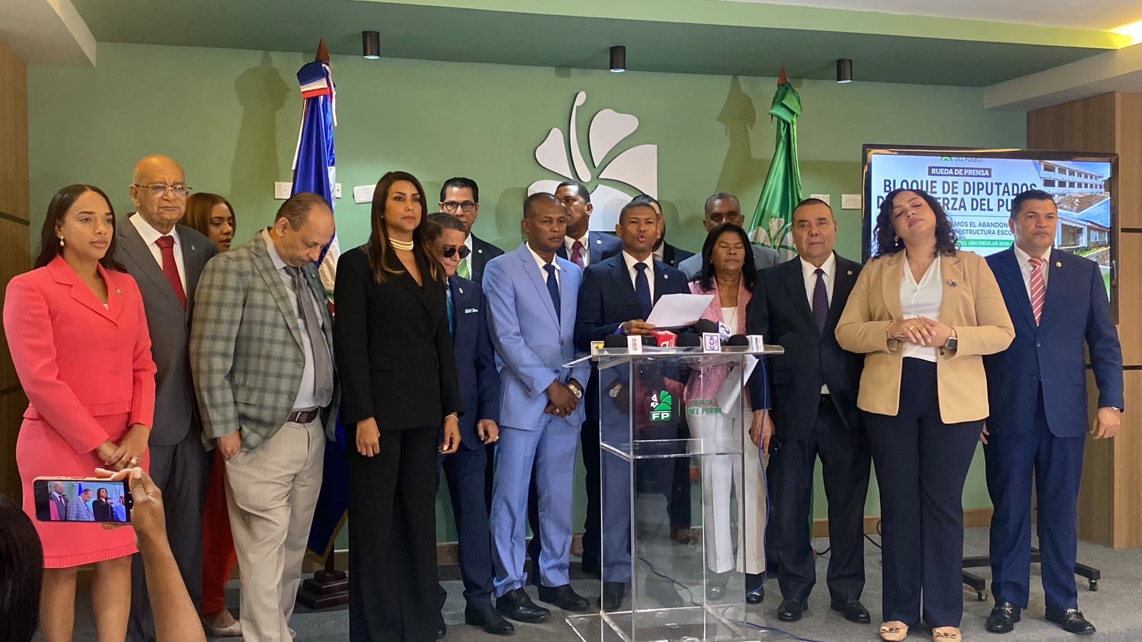 Bloque de diputados Fuerza del Pueblo somete resolución de interpelación del Ministro de Educación Luis Miguel de Camps ante deterioro del sistema nacional de educación a pocos días del inicio del año escolar 2026-2027