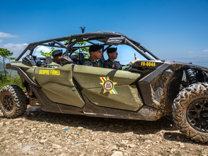 Comandante del Ejército supervisa unidades, entrega tres puestos fronterizos y pone en funcionamiento nuevo helipuerto en la Sierra de Bahoruco