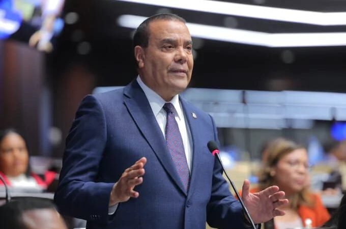 Diputado Alcibíades Tavárez reclama solución a crisis de agua potable en San Pedro de Macorís