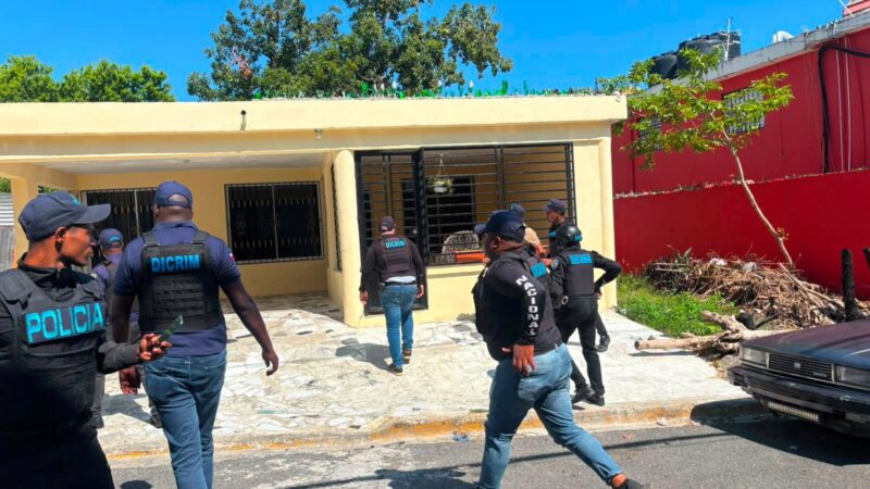 Dicrim desmantela puntos de drogas, ocupa narcóticos y apresa varias personas en flagrante delito en Sabana Perdida, SDN
