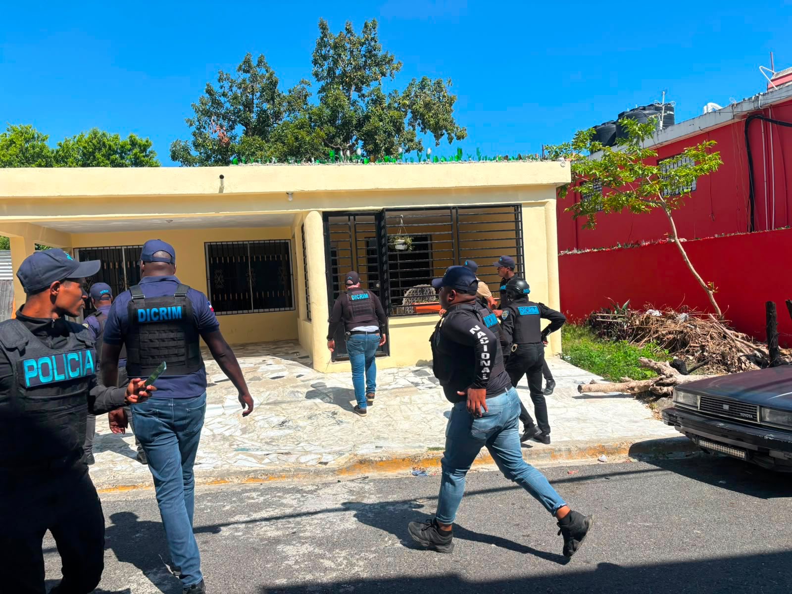 Dicrim desmantela puntos de drogas, ocupa narcóticos y apresa varias personas en flagrante delito en Sabana Perdida, SDN