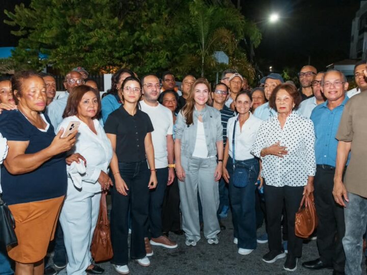 Carolina Mejía fortalece la seguridad en 20 sectores de los kilómetros de la Independencia con la iluminación de 77 calles