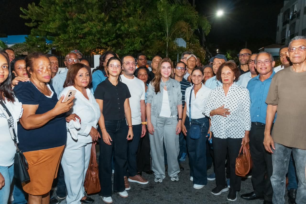 Carolina Mejía fortalece la seguridad en 20 sectores de los kilómetros de la Independencia con la iluminación de 77 calles