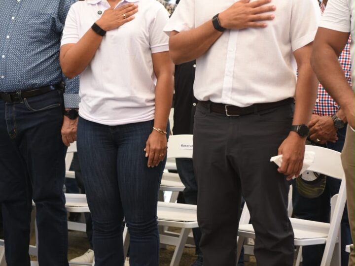 Fellito Suberví inicia el saneamiento de cañada en Los Guaricanos