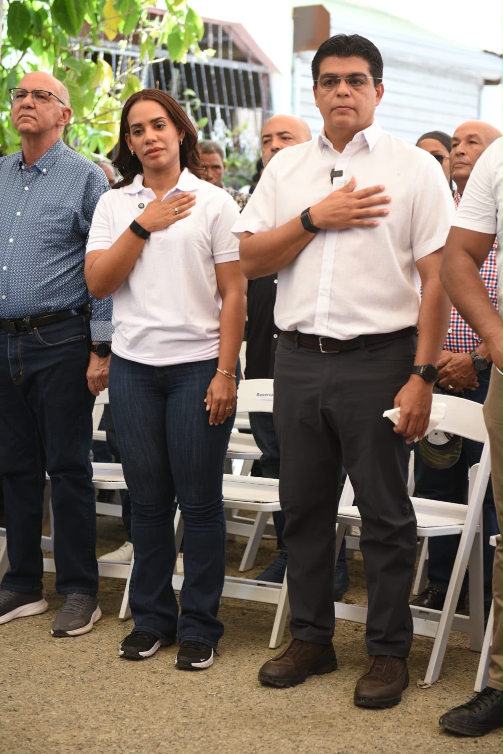 Fellito Suberví inicia el saneamiento de cañada en Los Guaricanos