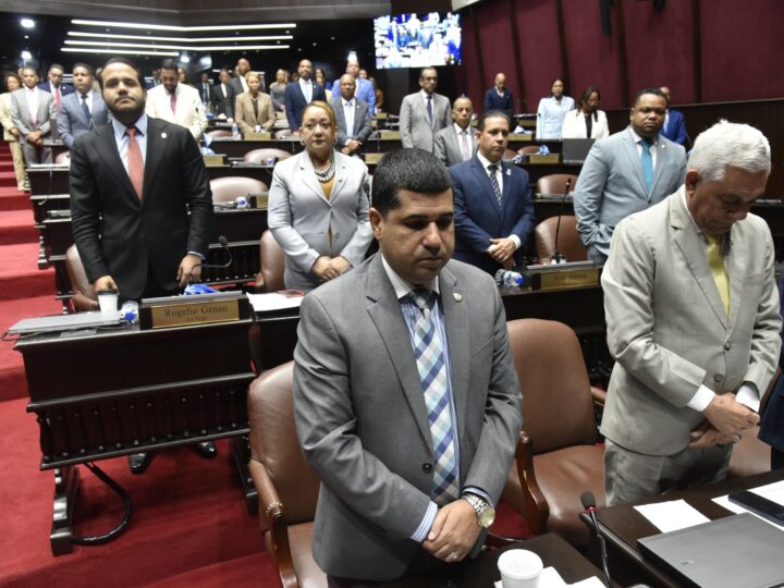 Diputados aprueban reconocimiento para Ramón Orlando, por 50 años en el arte