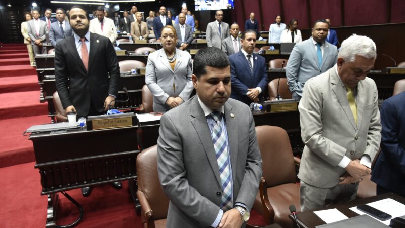 Diputados aprueban reconocimiento para Ramón Orlando, por 50 años en el arte