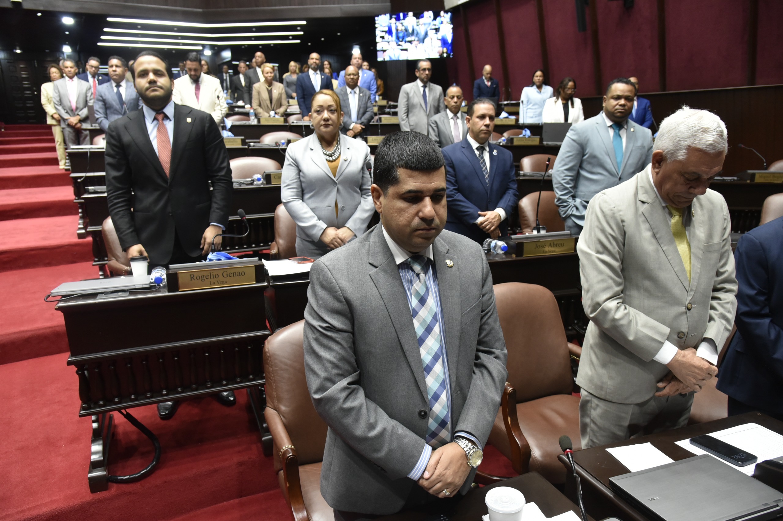 Diputados aprueban reconocimiento para Ramón Orlando, por 50 años en el arte